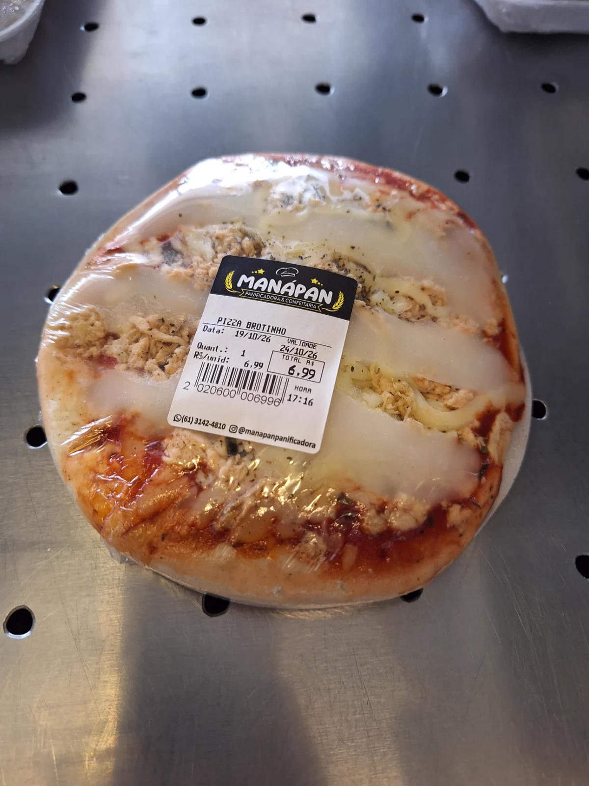 Pizza brotinho de frango com queijo da ManáPan embalada, com etiqueta da padaria