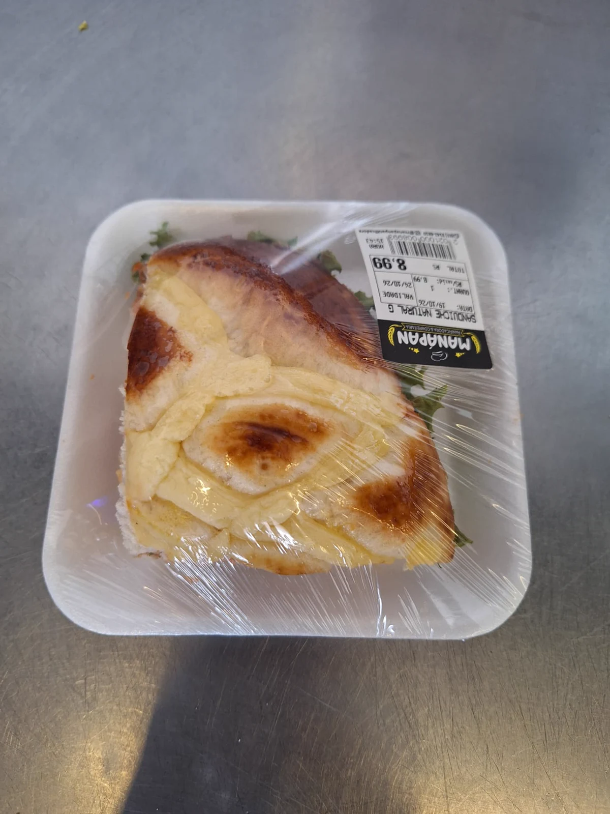 Sanduíche natural da ManáPan em pão fofo com recheio cremoso, embalado em bandeja para viagem
